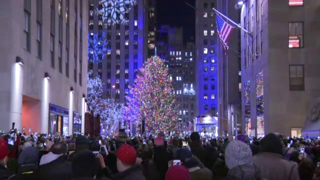 Mii de newyorkezi, la ceremonia de aprindere a luminilor în bradul de la Rockefeller Center