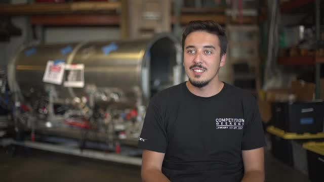 Românul ales de Elon Musk să construiască trenul viitorului. Pe el ar putea fi steagul României