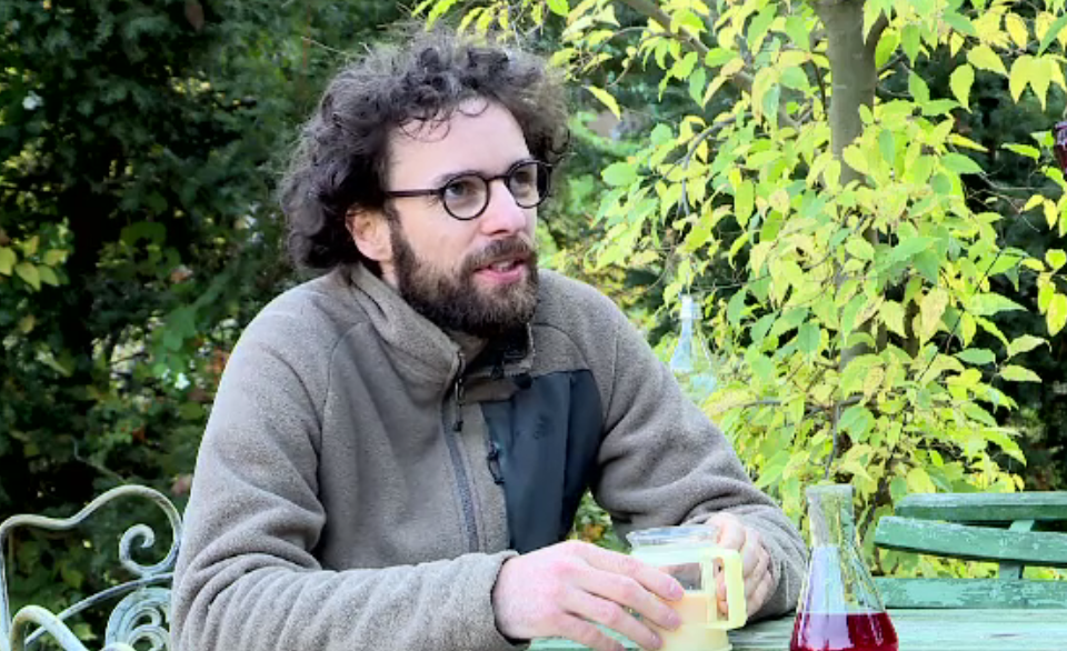 Ar putea duce o viață fără griji, dar se luptă să salveze pădurile României și jungla amazoniană