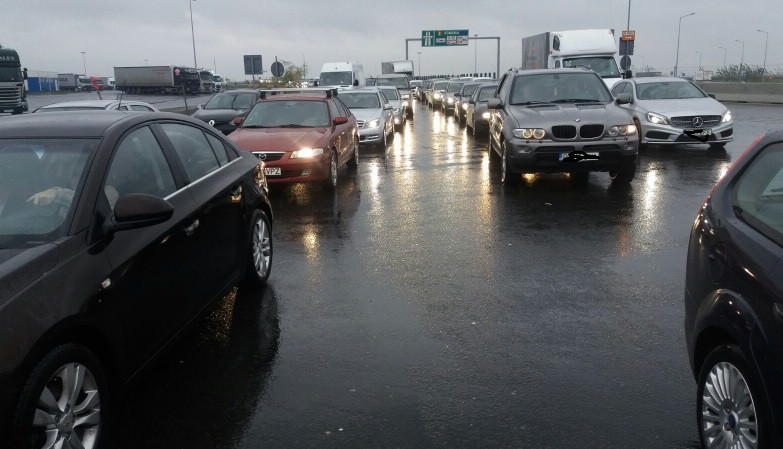 Aglomerație la frontieră. La Nădlac, coloana se întinde pe cel puțin 10 km