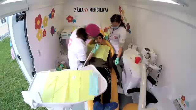Zâna Merciluţă, cabinetul mobil care vine în satele fără stomatolog. România secolului XXI riscă să nu aibă dinţi
