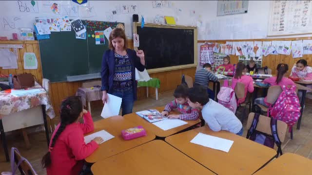 Au renunțat la salarii mari de la multinaționale pentru a-i educa pe elevii sărmani. ”Este cea mai frumoasă profesoară”