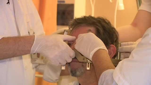 Românul recunoscut în toată lumea drept omul care a învins durerea: “Parcă se rupe ceva când pleci din ţară”