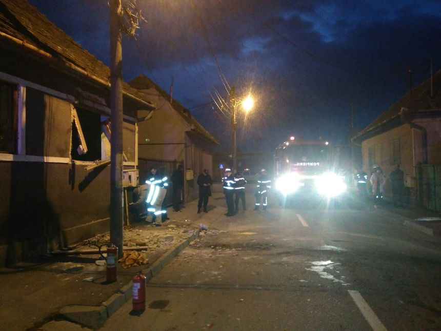 Explozie la o casă din Sibiu, doi oameni au fost răniţi