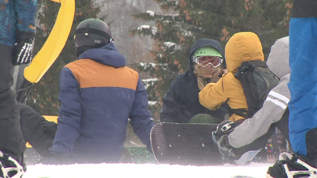 Din cauza rafalelor de 70 km/h din stațiuni, turiștii s-au relaxat la piscină