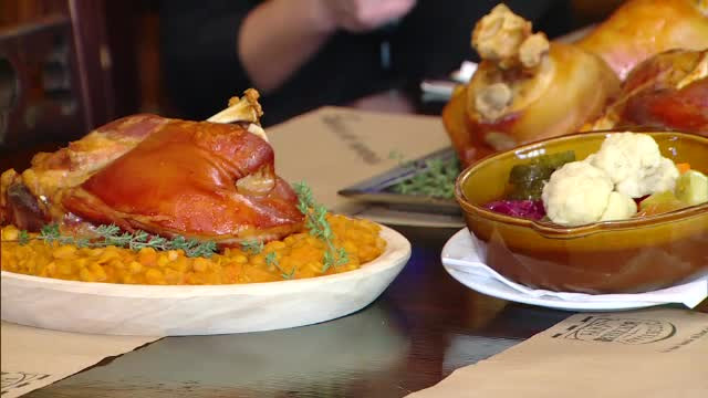 Românii se pregătesc de ziua naţională cu tricolor şi ciolan cu fasole