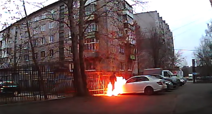 Un rus a încercat să dea foc unei maşini, dar s-a incendiat singur. VIDEO