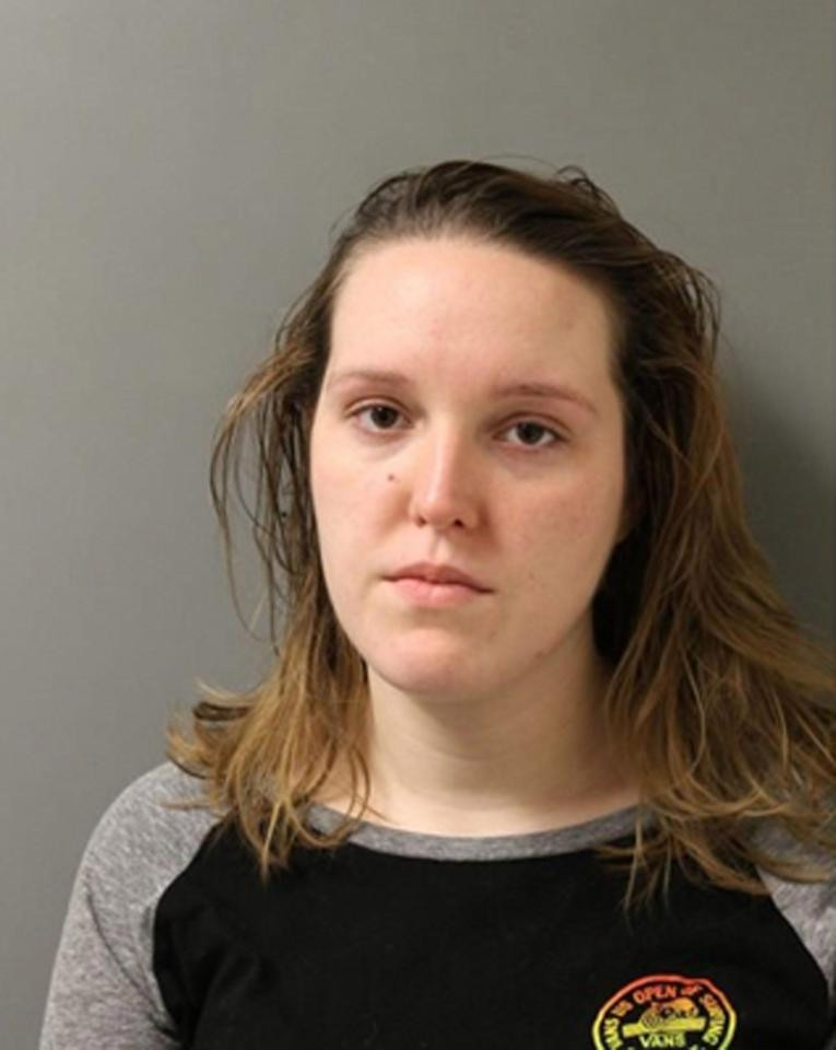 Profesoară, acuzată că a întreținut relații intime și a consumat cannabis cu un elev