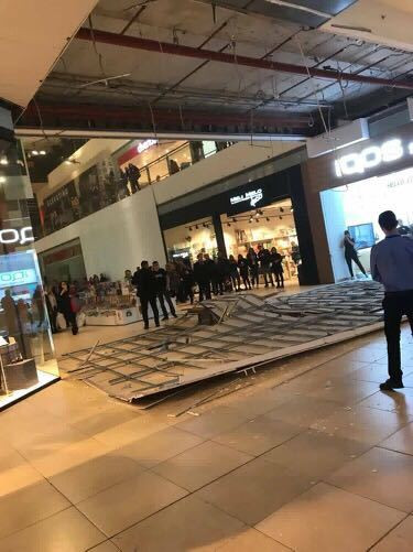 O bucată din tavanul unui mall din Constanţa s-a prăbuşit la o oră de vârf