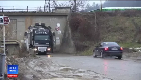 Drumul plin de gropi care i-a adus la disperare pe locuitori și pe turiști. Explicațiile autorităților