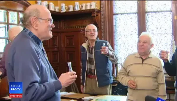 Românii se pregătesc de ziua naţională cu tricolor şi ciolan cu fasole