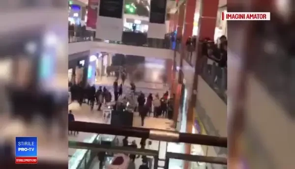 O bucată din tavanul unui mall din Constanţa s-a prăbuşit la o oră de vârf