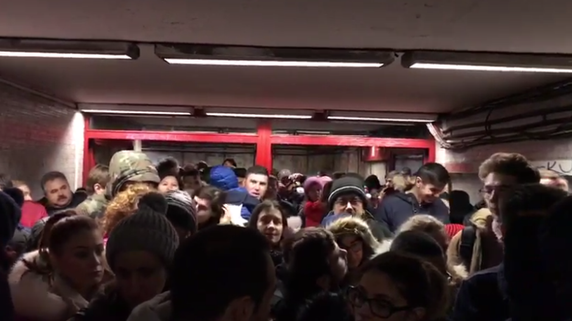 Două femei au chemat ambulanța după ce li s-a făcut rău la metrou. Circulația, îngreunată din cauza lucrărilor