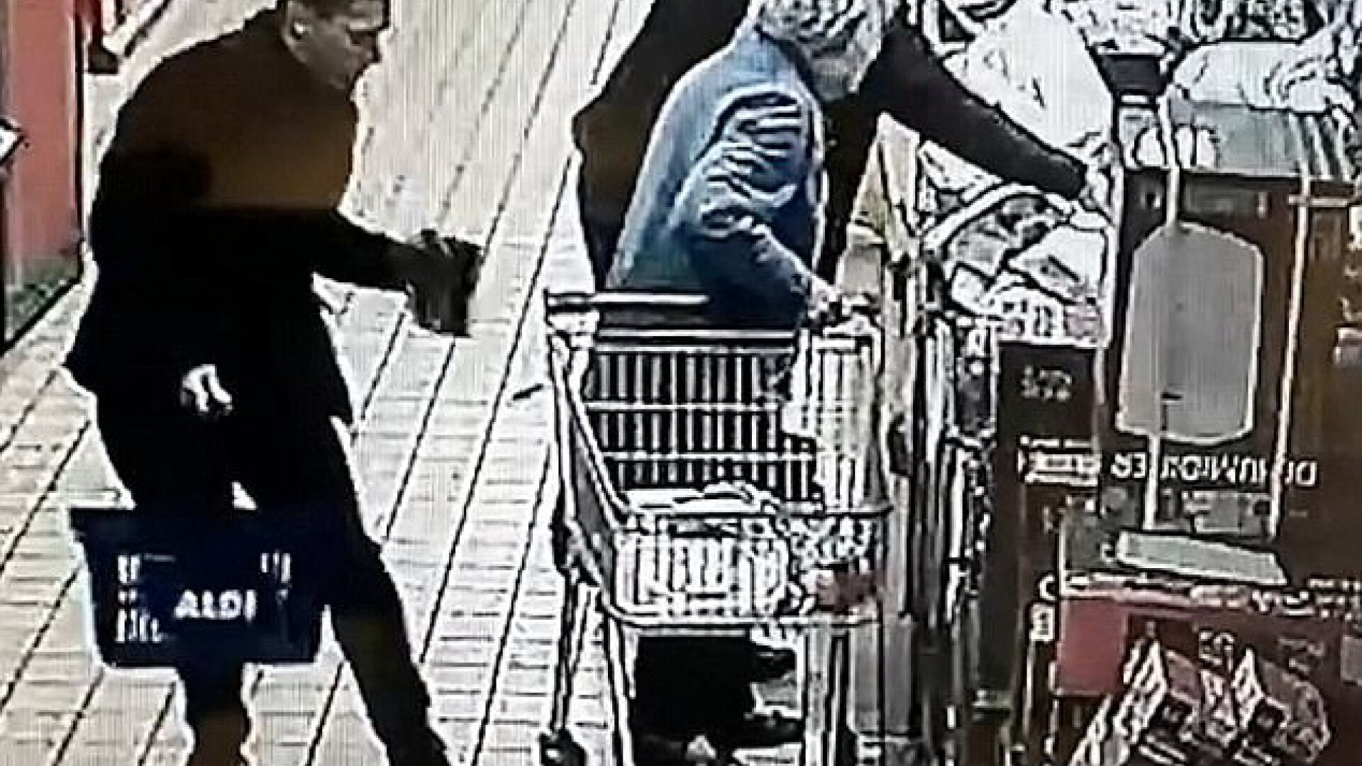 Români filmați în timp ce furau din geanta unei femei de 87 de ani, într-un magazin din Anglia