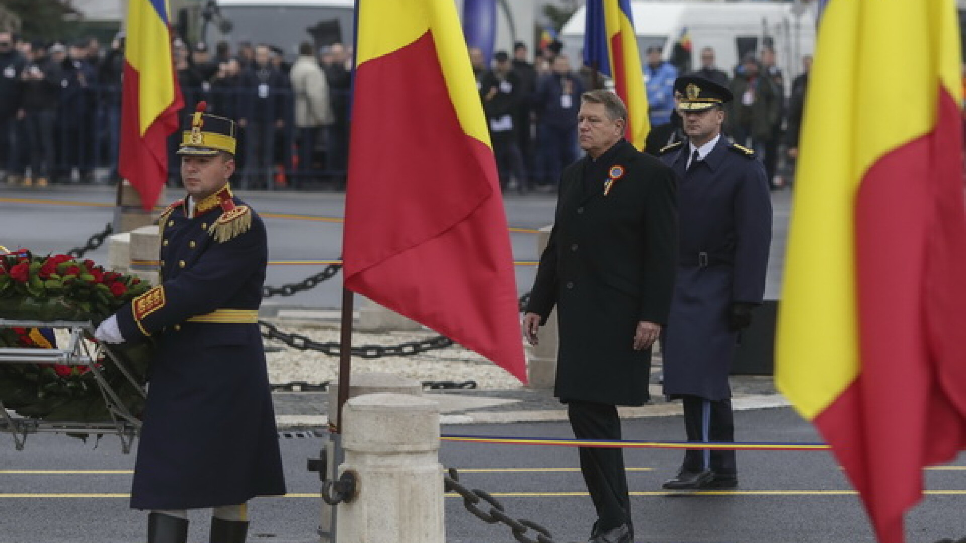 Klaus Iohannis a făcut baie de mulțime cu românii la parada de 1 Decembrie. VIDEO