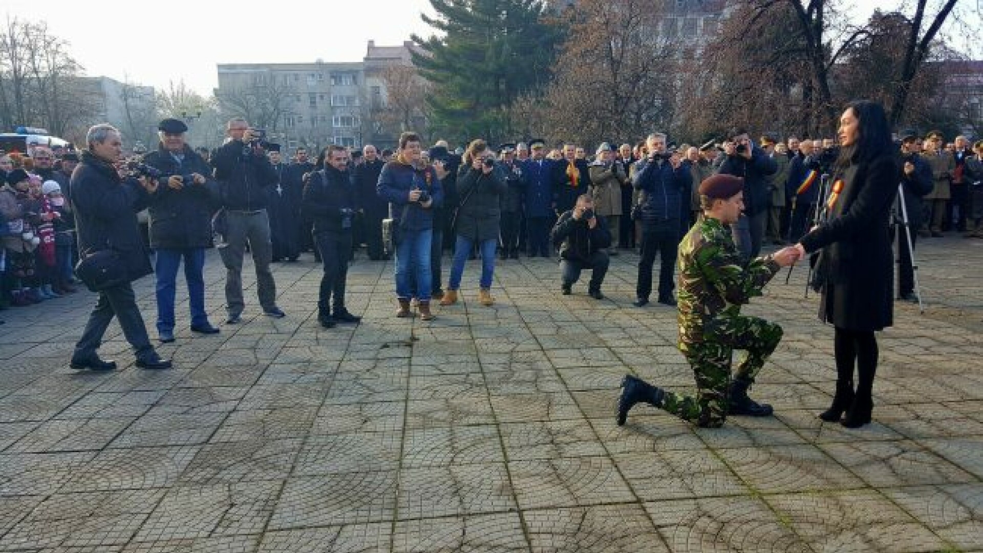 Moment emoționant de 1 Decembrie. Un tânăr militar şi-a cerut iubita în căsătorie