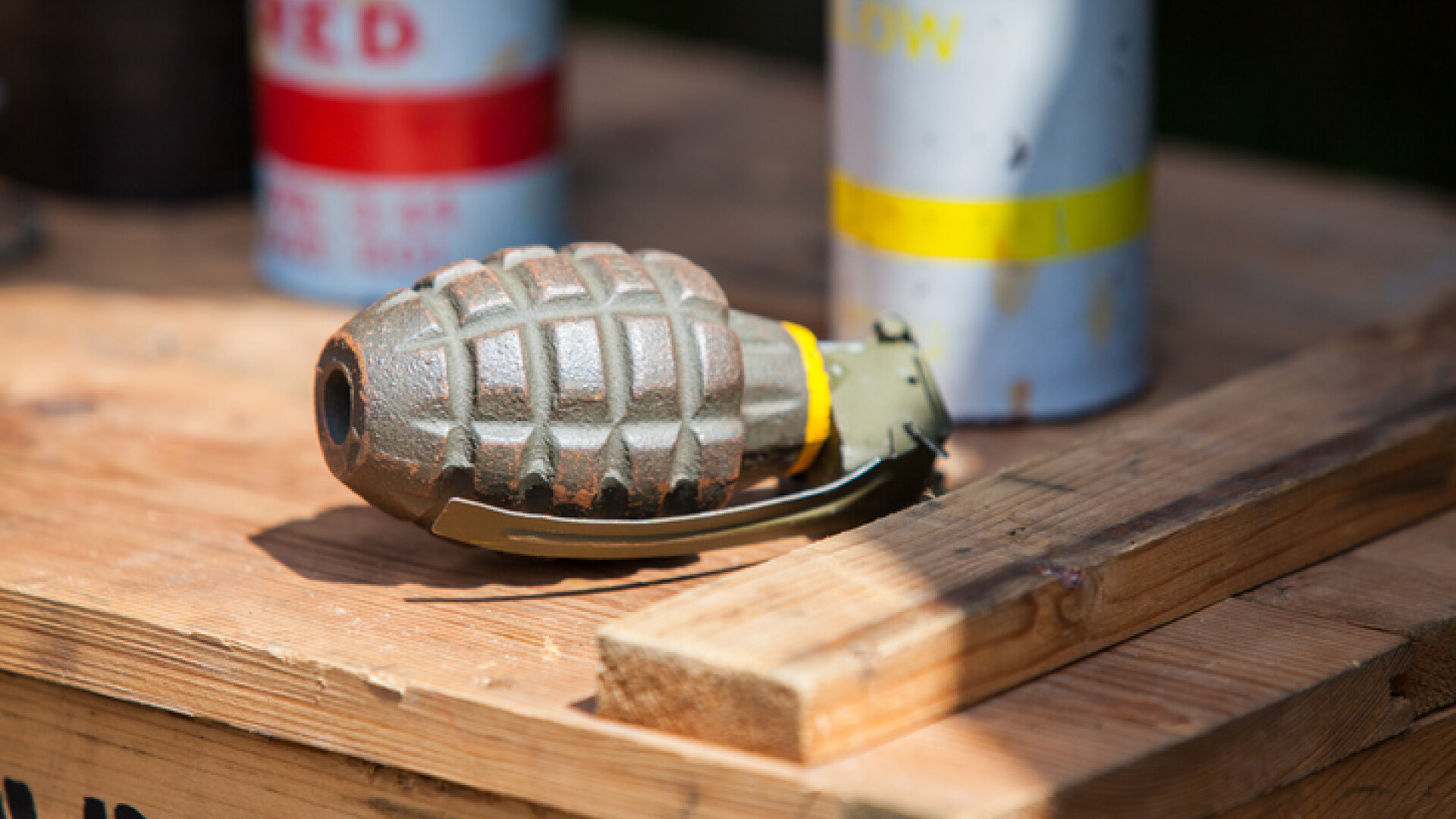 Grenadă găsită într-o cutie pentru donaţii. O bătrână ar fi pus-o acolo