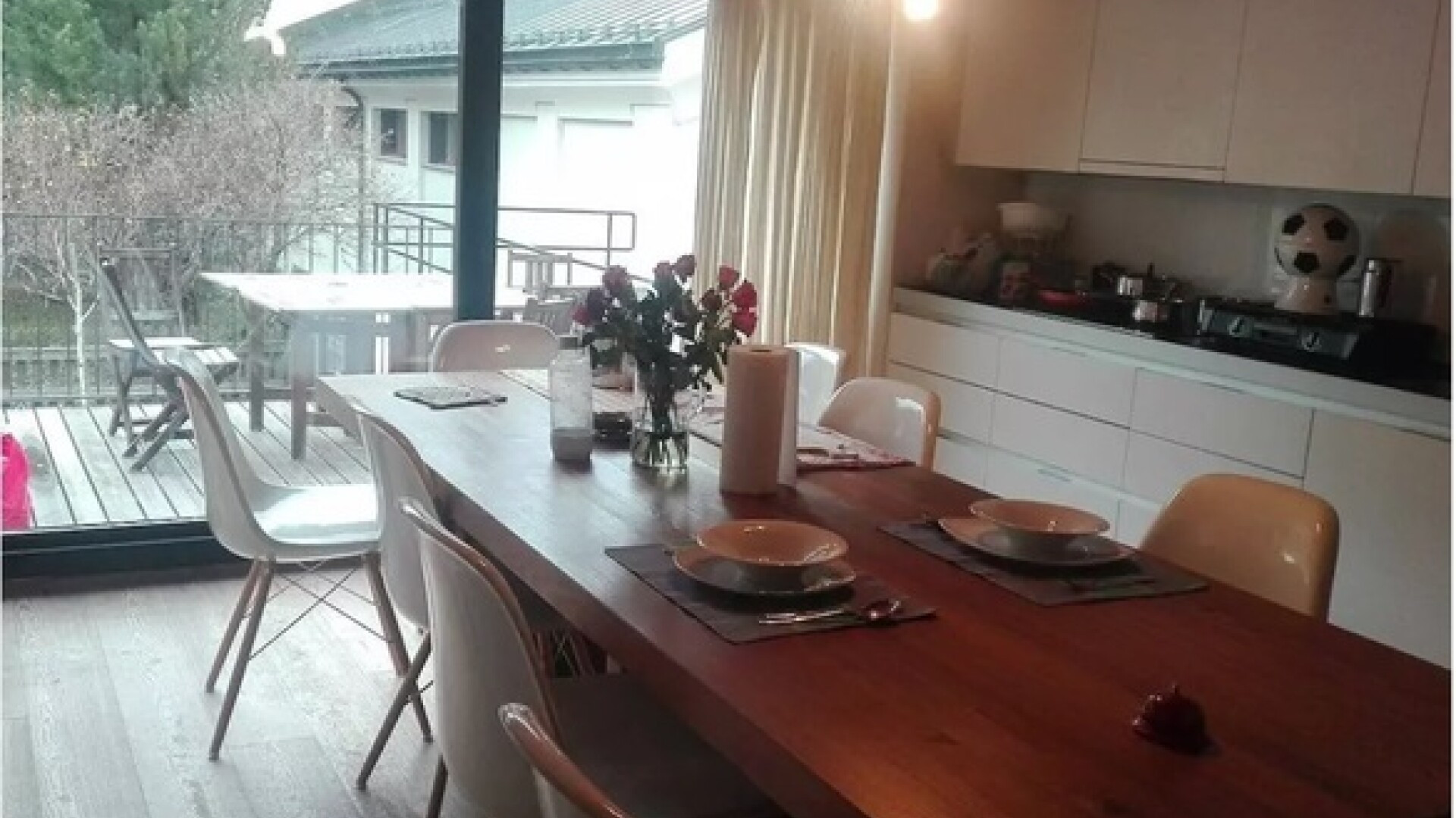 "Crăciun și Revelion cu brokerul fugar!". Cristian Sima și-a pus vila la închiriat