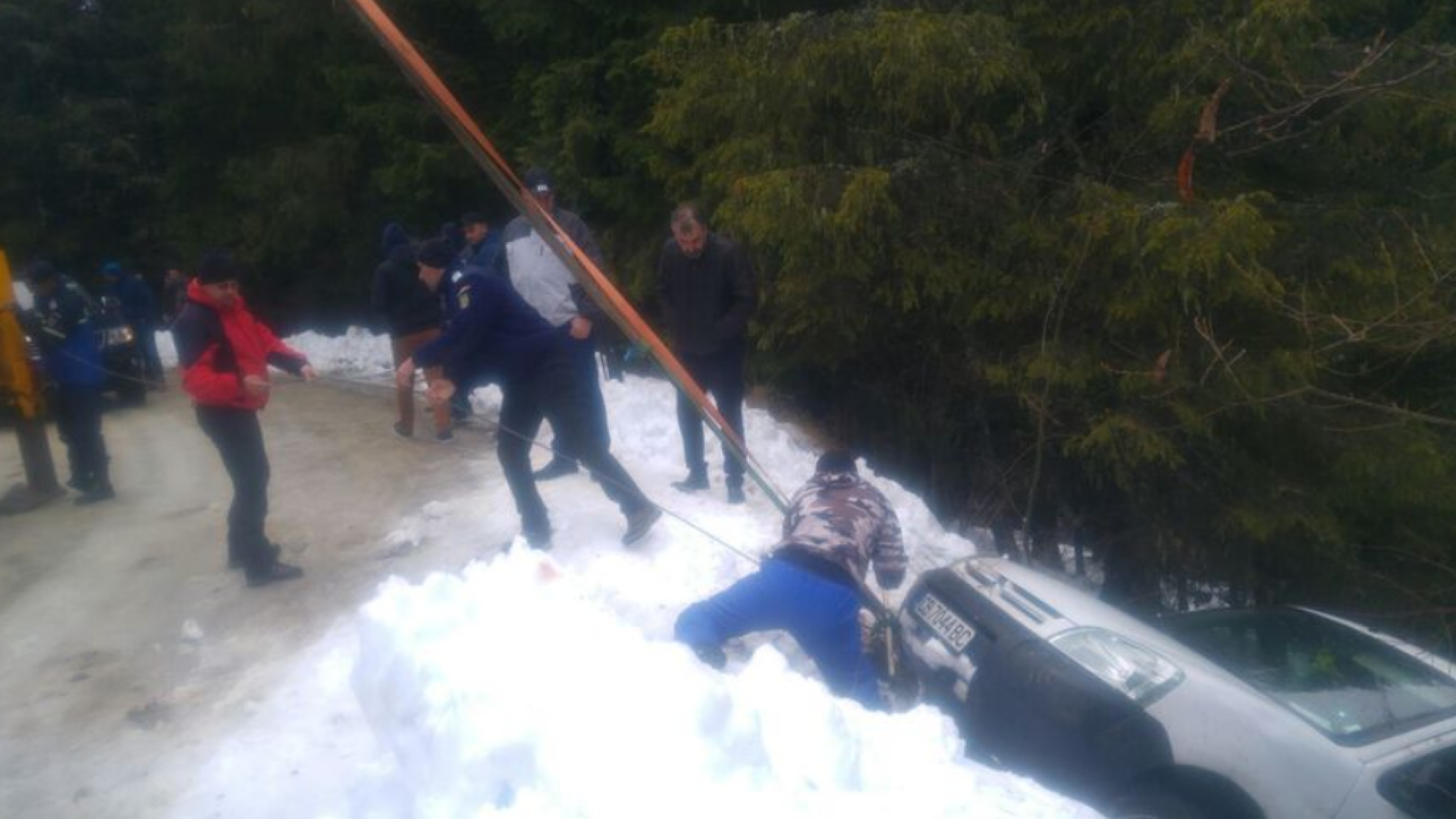 Intervenție dificilă pentru jandarmi. O familie a căzut cu mașina într-o râpă VIDEO