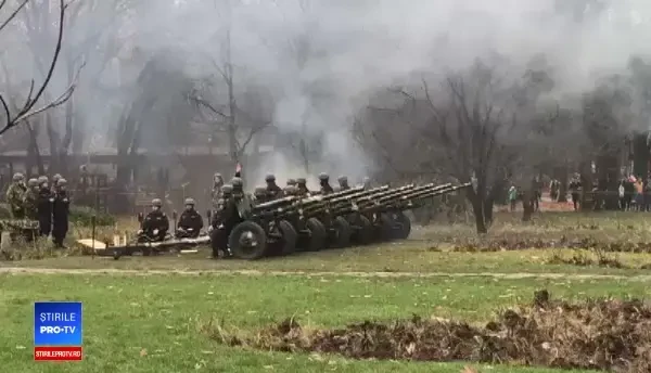 Soldații trag cu tunul la parada de 1 Decembrie