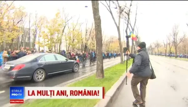 Klaus Iohannis a făcut baie de mulțime cu românii la parada de 1 Decembrie
