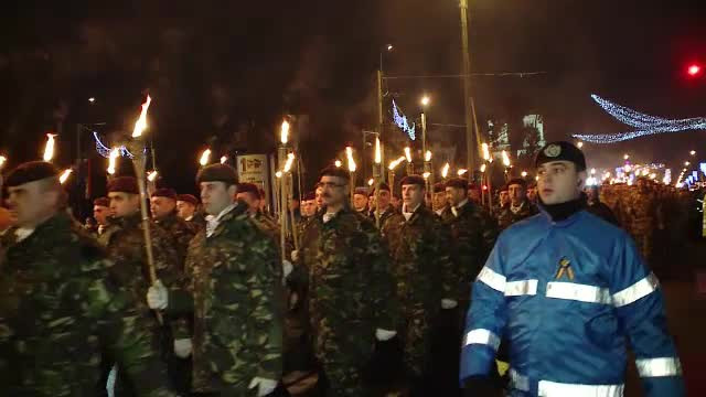 Festivităţi de 1 decembrie, în marile oraşe ale României. "Lupii Negri" au defilat prin Iaşi