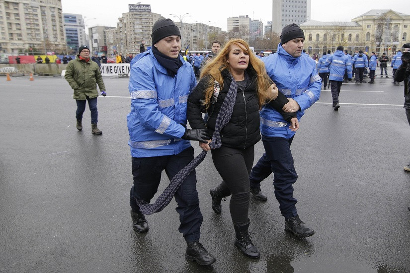 Mărturia tinerei care a fost ridicată de jandarmi din Piața Victoriei: „M-au strâns de gât cu eşarfa, m-au tras de păr”