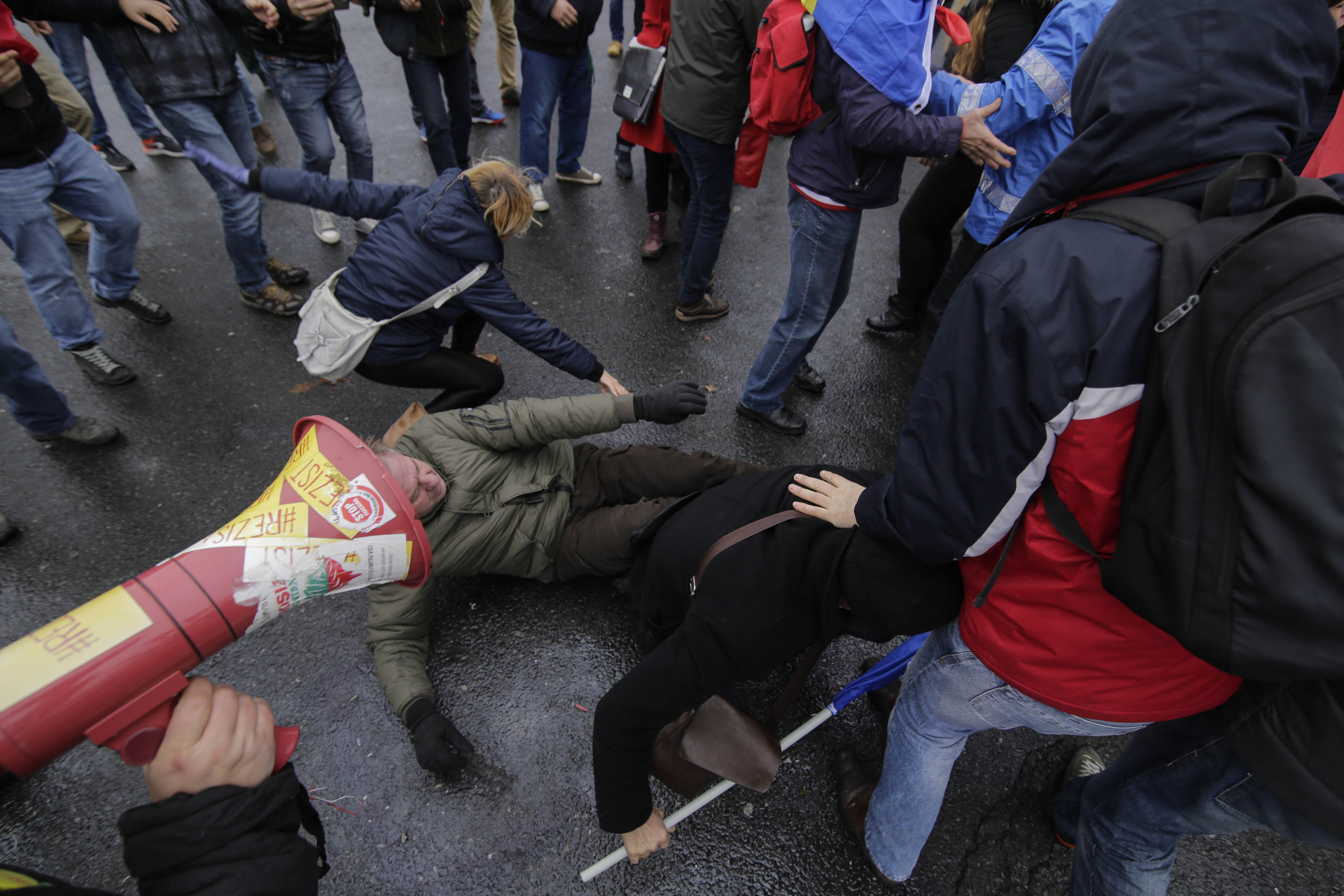 Trei persoane, amendate cu 7.000 de lei, după ciocnirile violente din Piața Victoriei