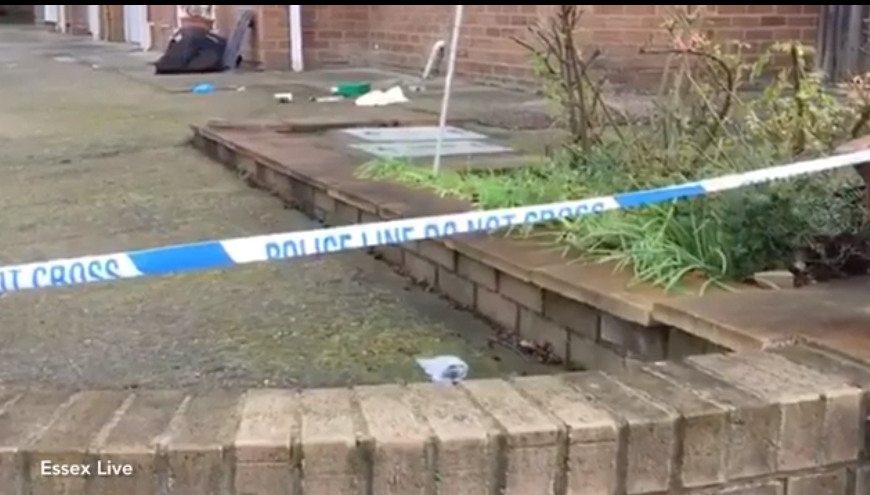 Doi polițiști, înjunghiați de o femeie, chiar în locuința acesteia