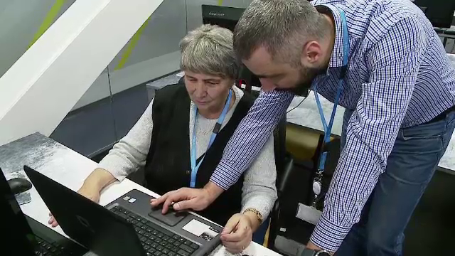 Pensionarii români învață să-și dea check-in pe Facebook și să comunice pe WhatsApp