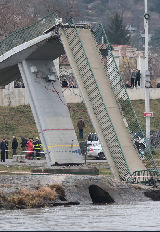 Un pod de beton s-a prăbușit, în Praga. Mai mulți pietoni au căzut în apă
