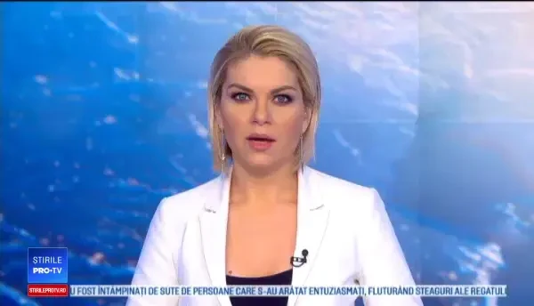 Intervenție dificilă pentru jandarmi. O familie a căzut cu mașina într-o râpă VIDEO