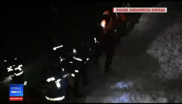 Salvamontiști surprinși de avalansă: căutarea celei de-a treia victime a fost oprită