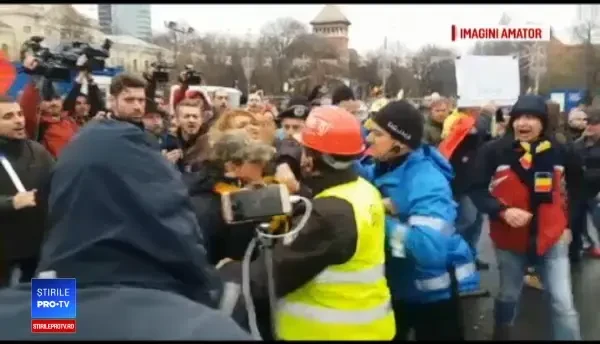 Instalațiile din Piața Victoriei, demontate. Plângere penală împotriva Gabrielei Firea