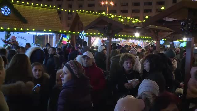 Românii fac pelerinaj la Târgurile de Crăciun. La ce se stă la coadă chiar şi o oră