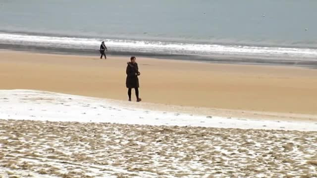 Cod portocaliu de ninsori în sudul Europei. Plajele mediteraneene, acoperite de zăpadă