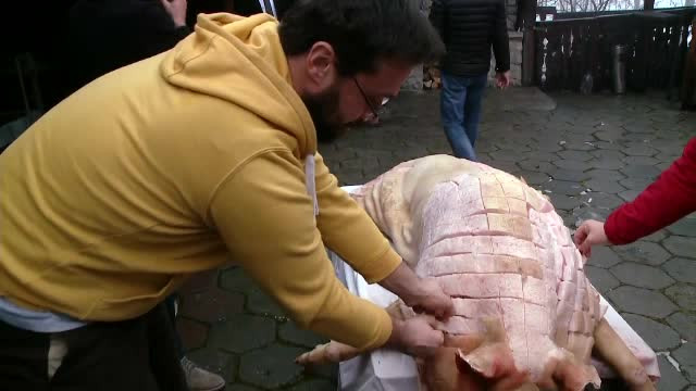 Reacția unui turist din Predeal, după ce a mâncat șorici direct de pe porc