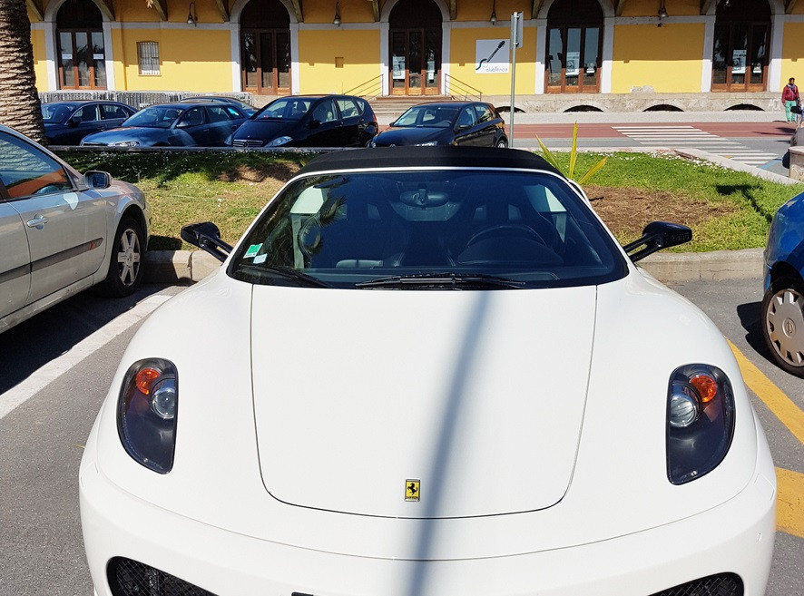Un bărbat cu un Ferarri de 300.000 de dolari a ajuns să cerşească bani de benzină. Ce a urmat