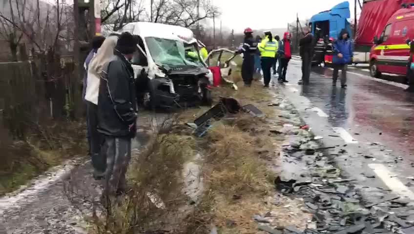 Accident grav în judeţul Argeş: o dubă a intrat frontal într-un TIR