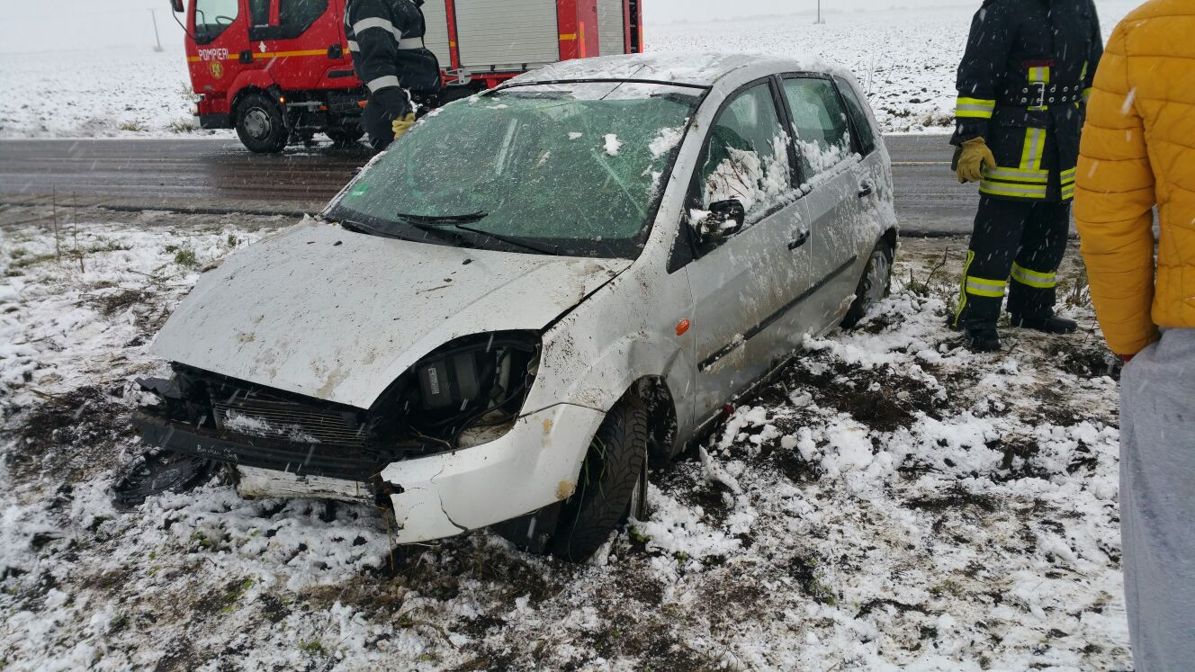 O mașină în care se aflau 2 adulți și 3 copii s-a răsturnat, în Timiș