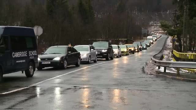 S-au relaxat în vacanță și s-au enervat la întoarcere. Coloană de 20 de km între Rucăr-Bran