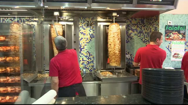 UE vrea să interzică shaorma. Ingredientele considerate nesigure de specialiști