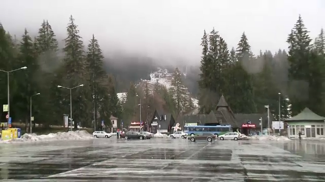 Zăpada de pe pârtii, înlocuită de nămol. Turiștii de la munte, dezamăgiți