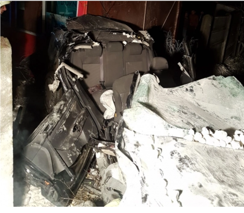 O mamă și fiul ei de zece ani au murit, după ce un TIR cu var s-a răsturnat peste mașina lor