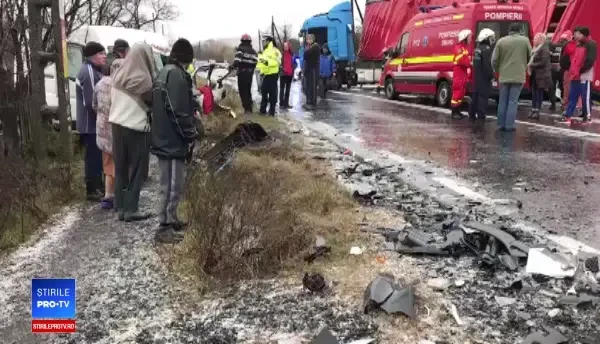 Accident grav în judeţul Argeş: o dubă a intrat frontal într-un TIR
