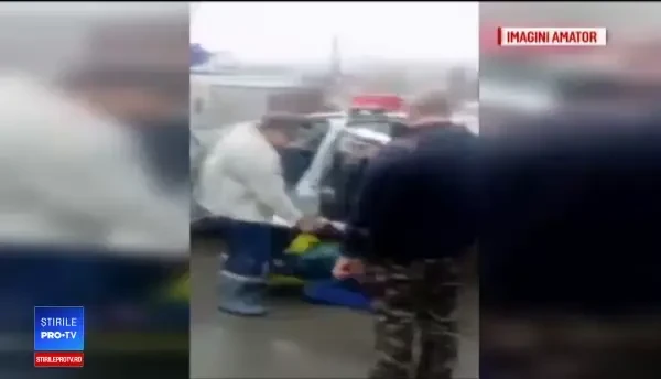 Scene șocante filmate în Tulcea: un polițist s-a apărat cu pistolul de trecătorii violenți