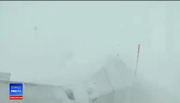 Cod portocaliu de ninsori în sudul Europei. Plajele mediteraneene, acoperite de zăpadă