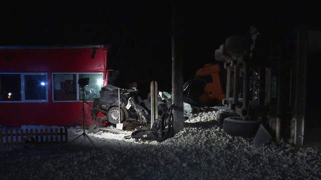 Trei persoane au murit, după ce mașina lor a fost izbită de un TIR plin cu var