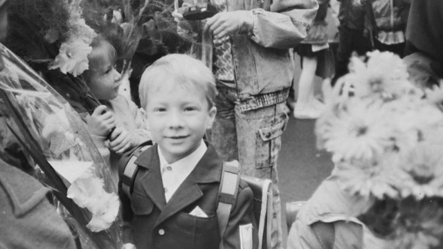 Povestea unei fotografii cu un băiețel rus, în prima zi de școală. Cum l-a căutat o fotografă pe cel din poză