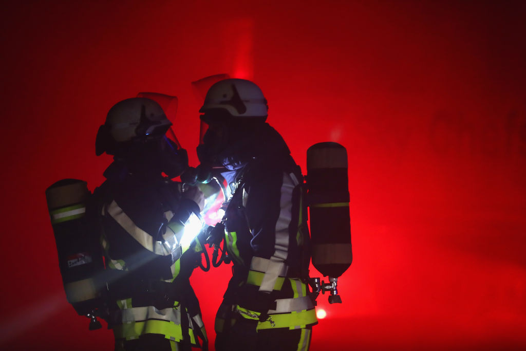 Femeie arestată după ce a dat foc blocului, iar incendiul a ucis 4 oameni